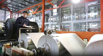 无溶剂聚氨酯复合材料生产线。肥西县委宣传部供图
